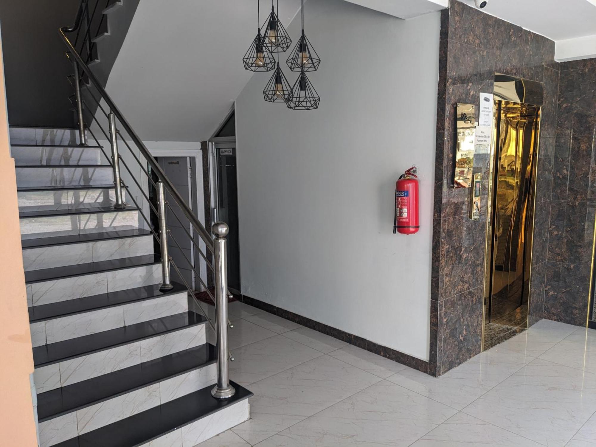 Nueva Hotel Islamabad Bagian luar foto