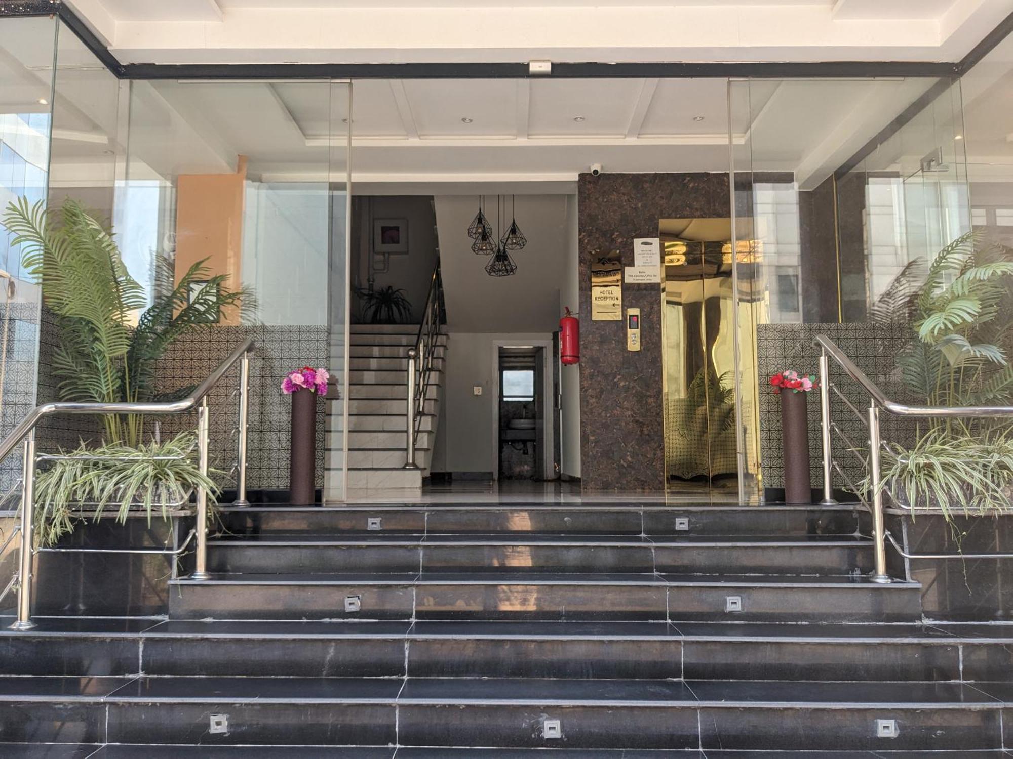 Nueva Hotel Islamabad Bagian luar foto
