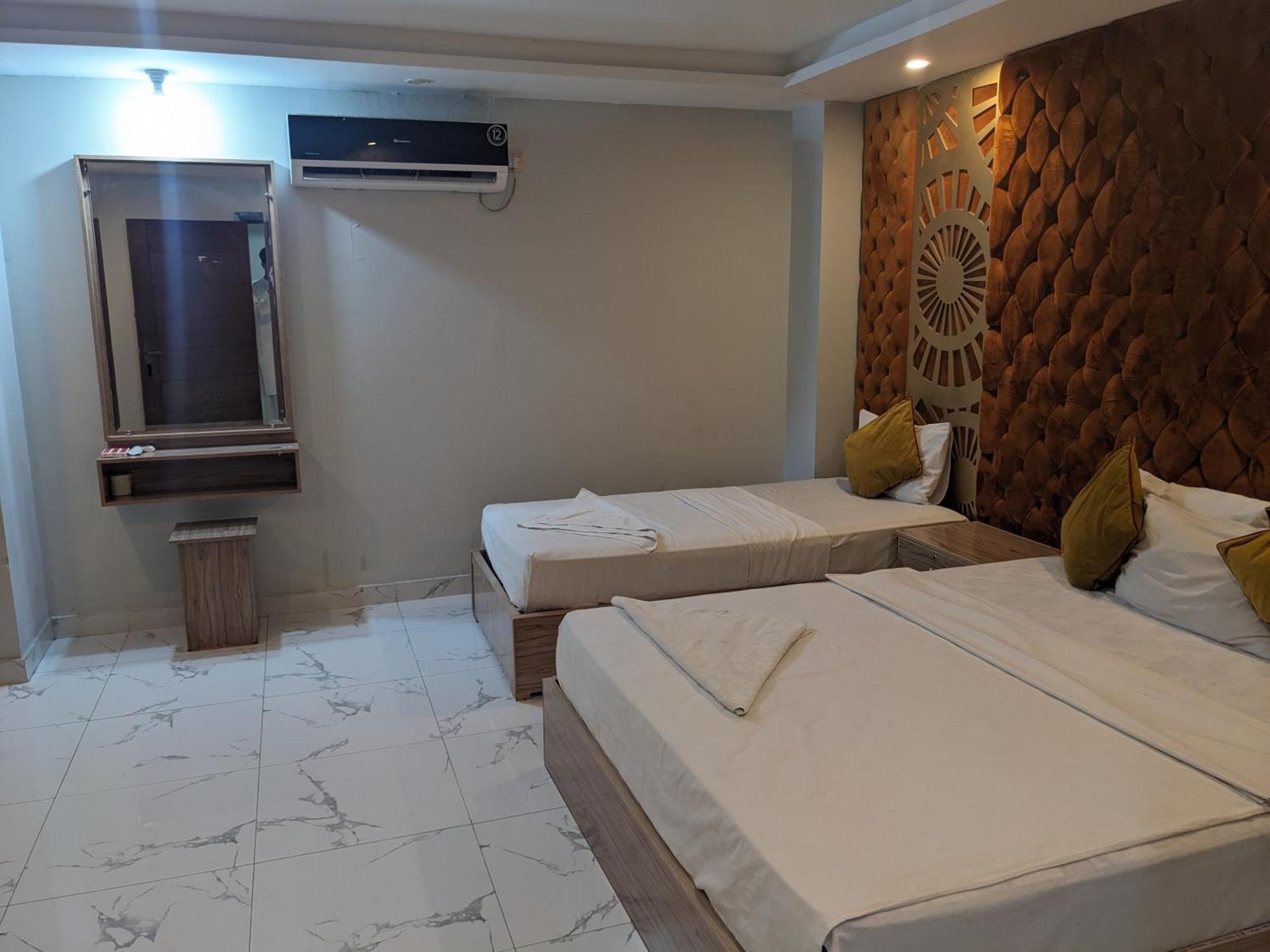 Nueva Hotel Islamabad Bagian luar foto