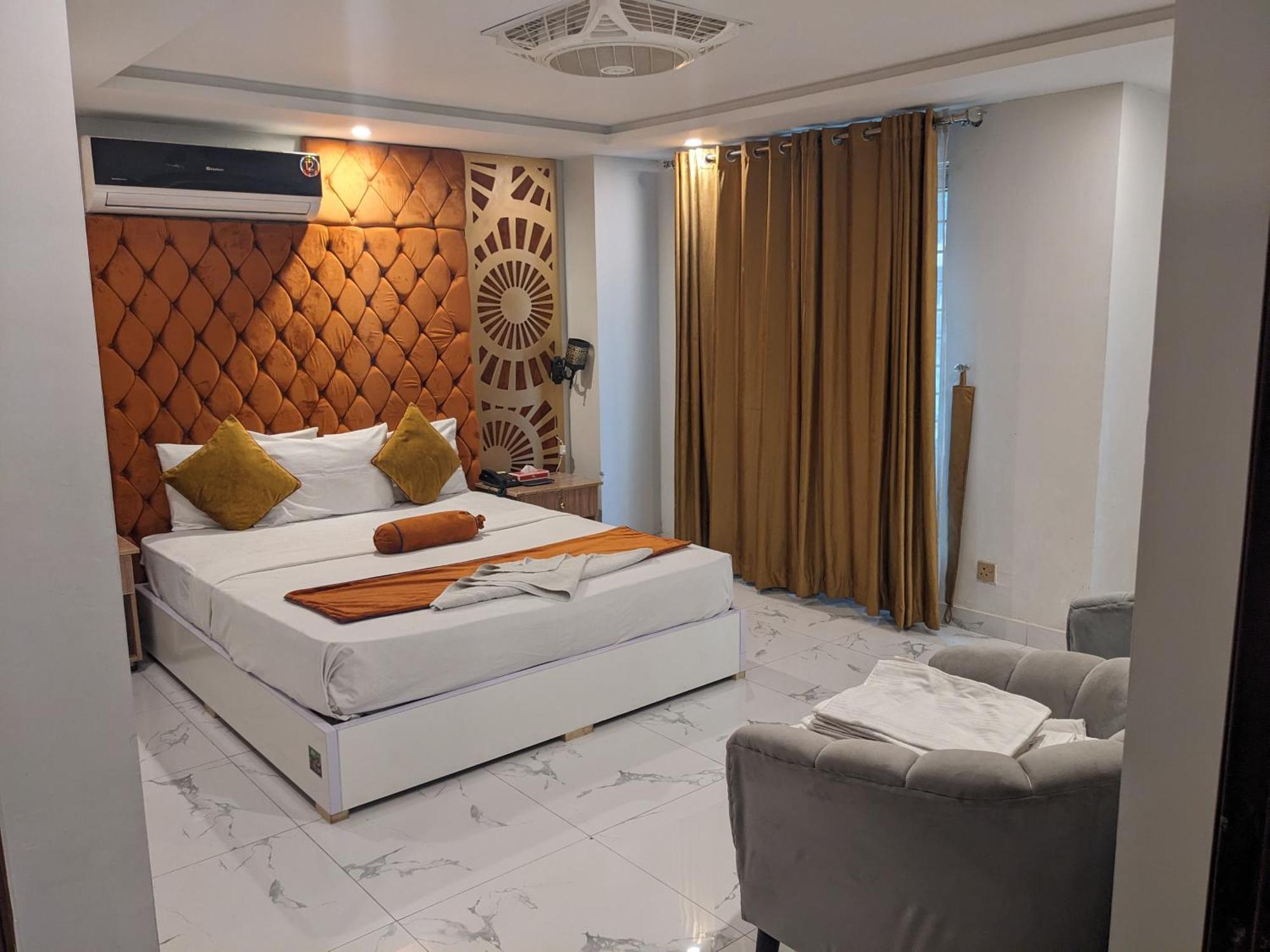 Nueva Hotel Islamabad Bagian luar foto