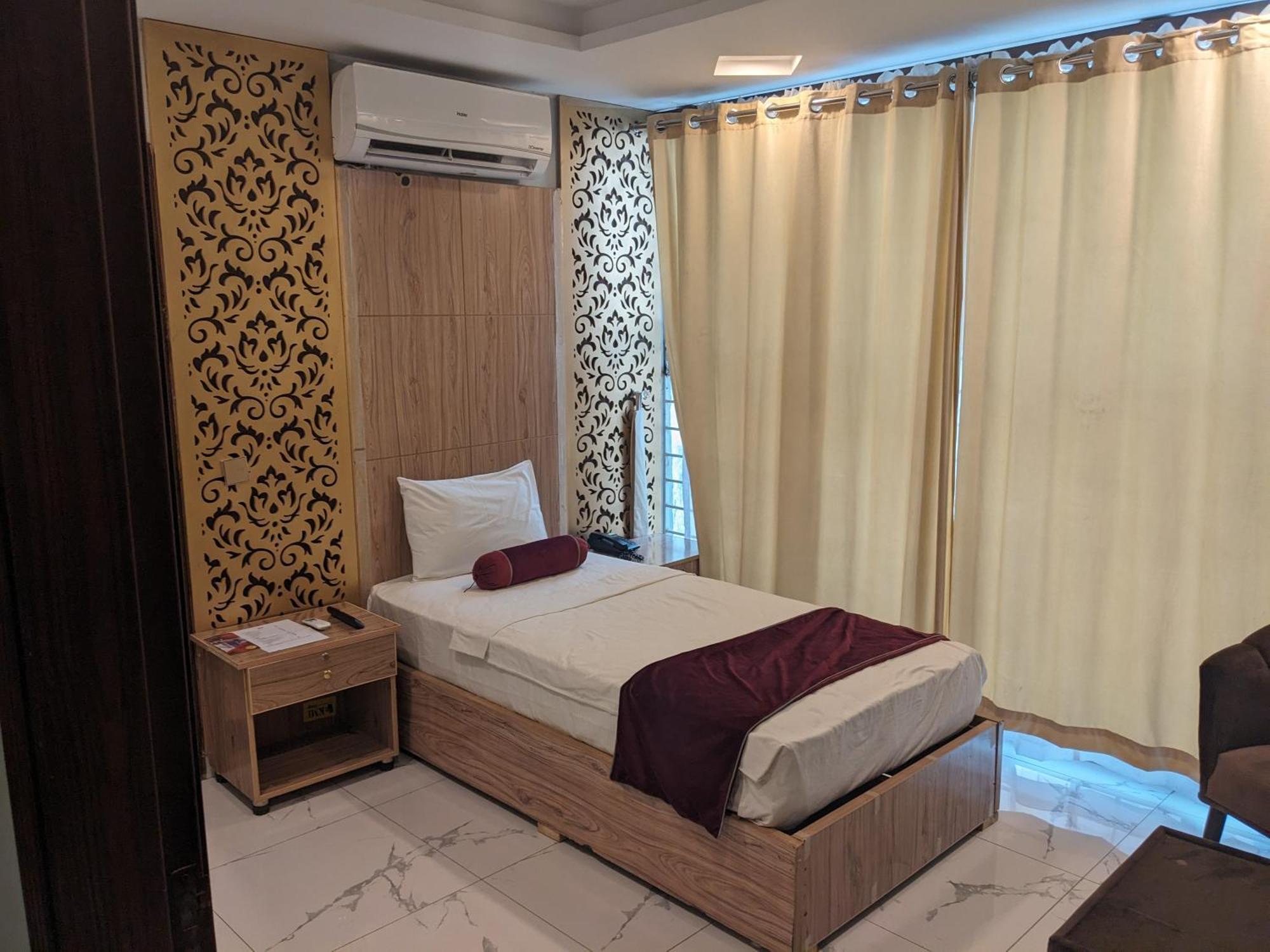 Nueva Hotel Islamabad Bagian luar foto