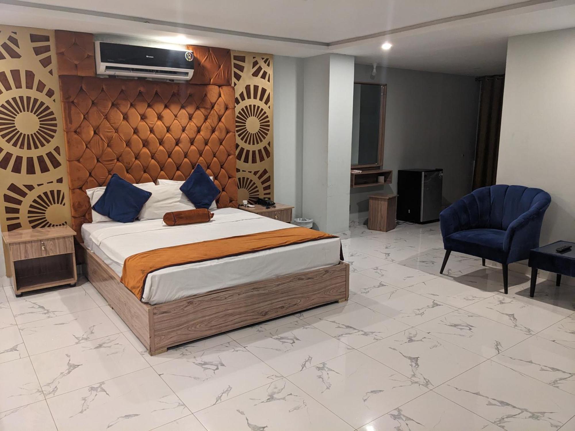 Nueva Hotel Islamabad Bagian luar foto
